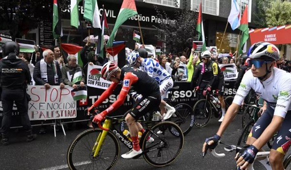 Orang ramai membantah penyertaan pasukan berbasikal Israel pada kejohanan Vuelta a Espana. Foto AFP